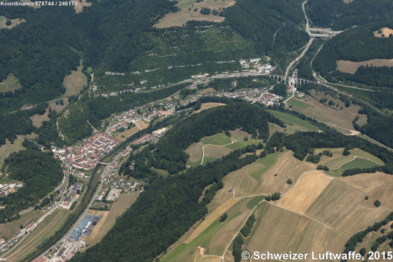 St. Ursanne. Altstadt links im Bild. Einsenbahnbrücke (SBB), hinten im Bild: Autobahn A16/E27.